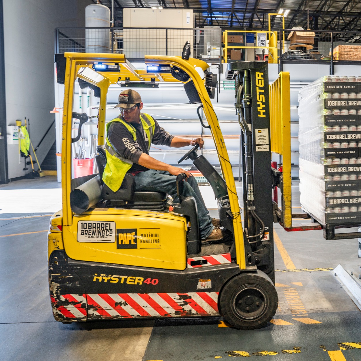 Heftruckchauffeur aan het werk in een magazijn