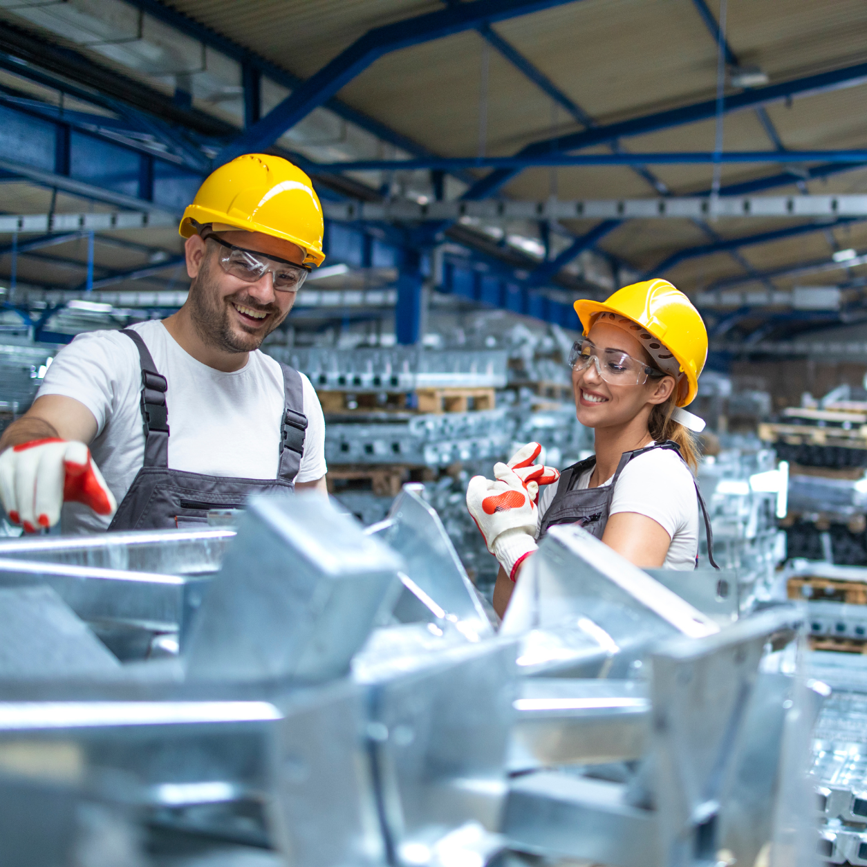 Productiemedewerkers aan het werk in een fabriek