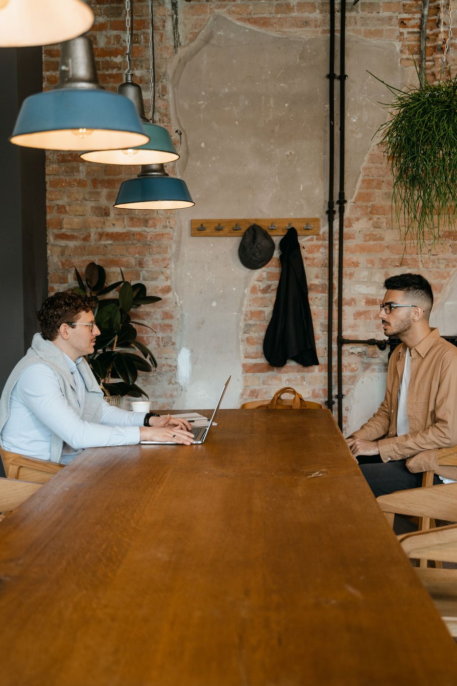 Twee mensen in gesprek over een openstaande vacature