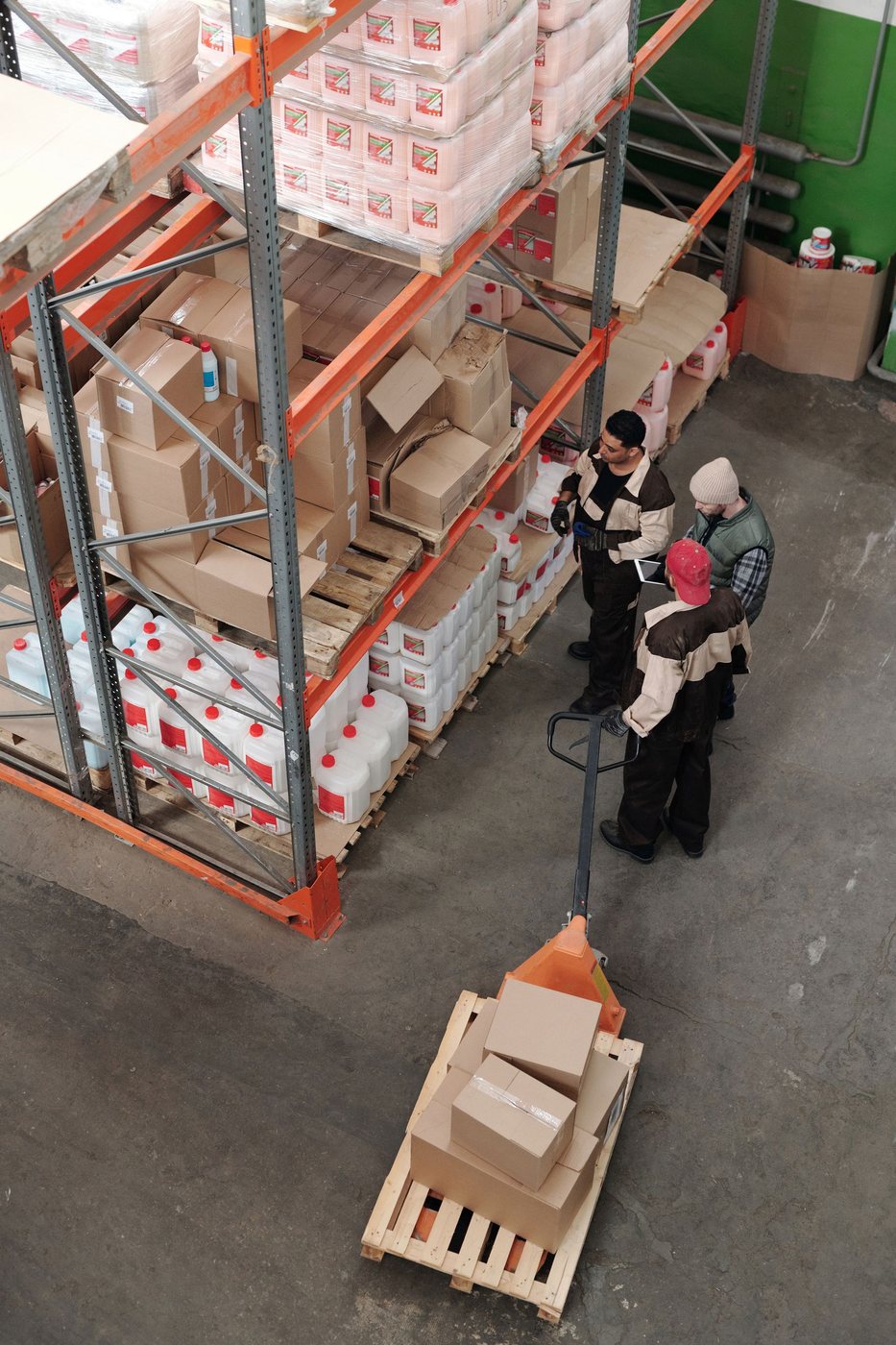 Logistiek medewerker aan het werk in een distributiecentrum